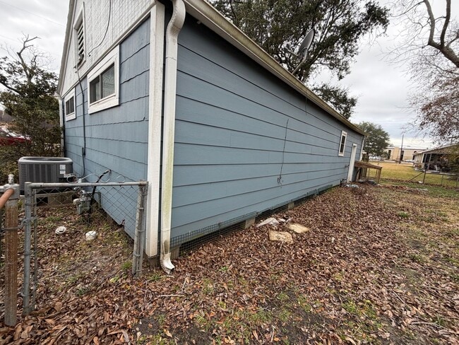 3936 Grant Ave in Groves, TX - Building Photo - Building Photo