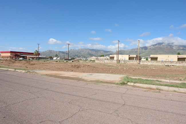 8931-8935 Marks St in El Paso, TX - Foto de edificio - Building Photo