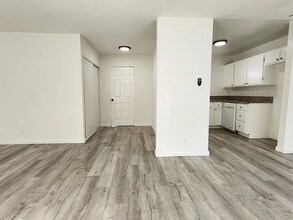 8700 Topanga Canyon Blvd, Unit APT 215 in Los Angeles, CA - Foto de edificio - Building Photo