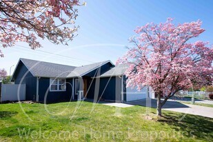 1164 SE Scenic View Dr in College Place, WA - Building Photo