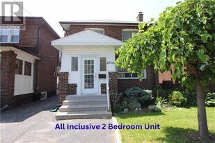 2518 Lake Shore Blvd W in Toronto, ON - Building Photo