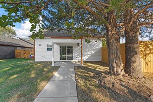 2217 Sayle St in Greenville, TX - Building Photo