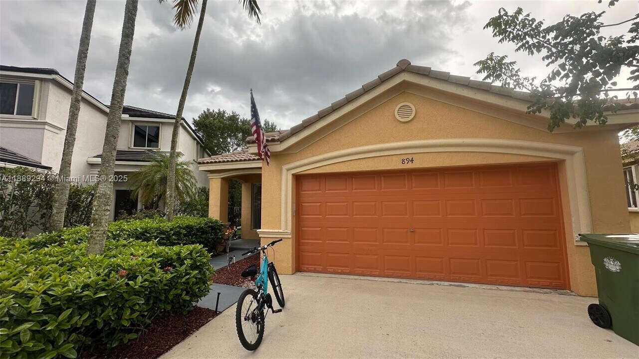 894 Phoenix Way in Weston, FL - Building Photo