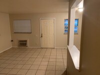 1040 Bert Rd, Unit 5 in Jacksonville, FL - Building Photo - Building Photo