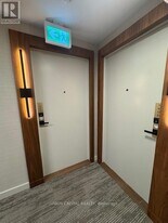 327 King St W in Toronto, ON - Building Photo