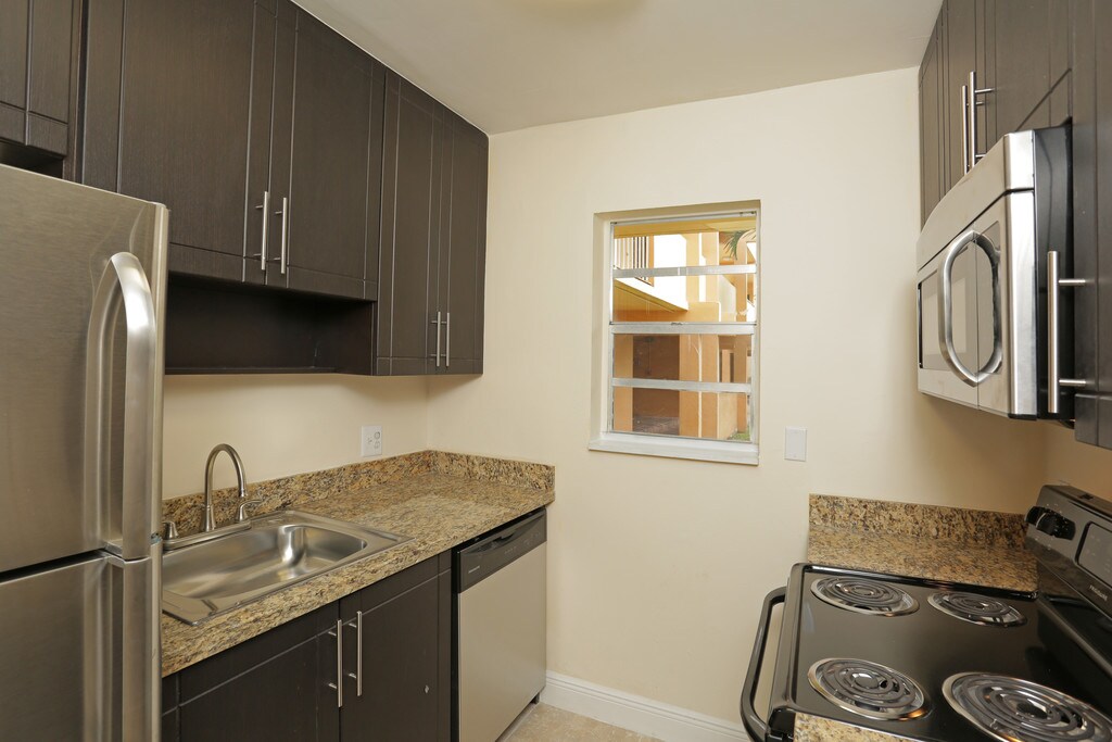 Banyan Club Apartments in Pompano Beach, FL