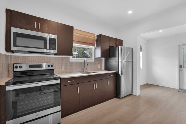 21 NE 48th St, Unit 2