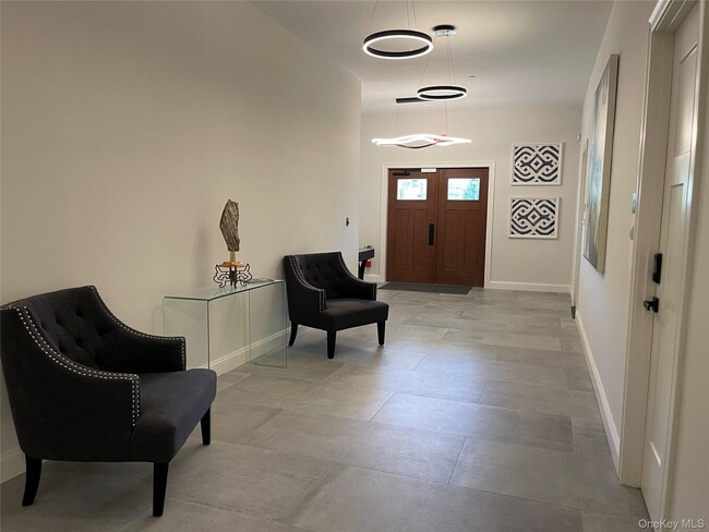 903 Oakridge Cmns in South Salem, NY - Building Photo - Building Photo