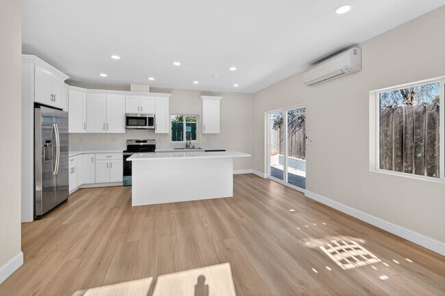 8090 Flanders Dr in San Diego, CA - Building Photo - Building Photo