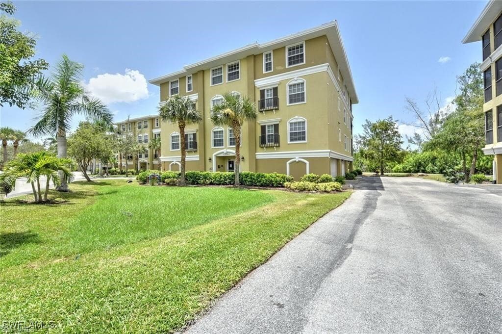 10060 Lake Cove Dr in Ft. Myers, FL - Building Photo