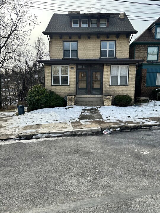 1663 Suburban Ave, Unit 1 in Pittsburgh, PA - Foto de edificio