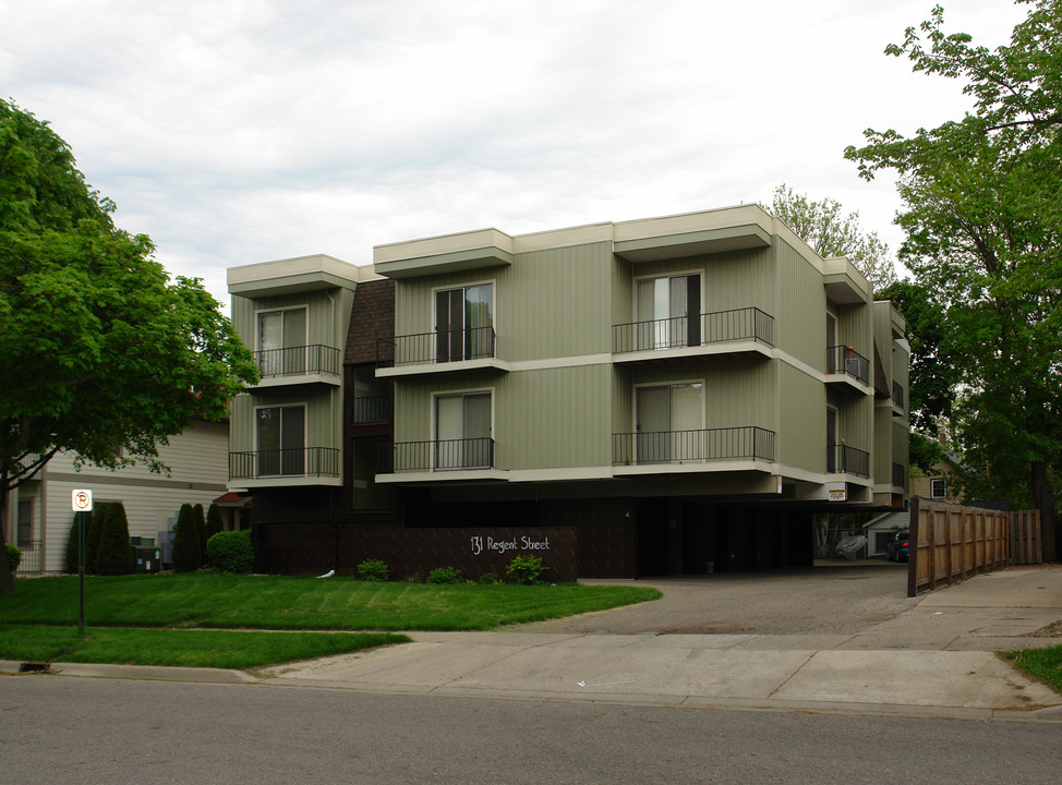 131 Regent St in Lansing, MI - Foto de edificio