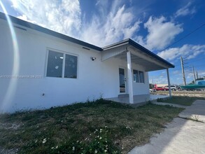 1013 NW 1st Ave in Hallandale Beach, FL - Foto de edificio - Building Photo