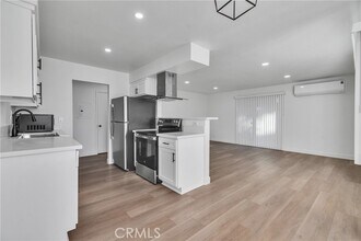 625 Orizaba Ave-Unit -4 in Long Beach, CA - Foto de edificio - Building Photo