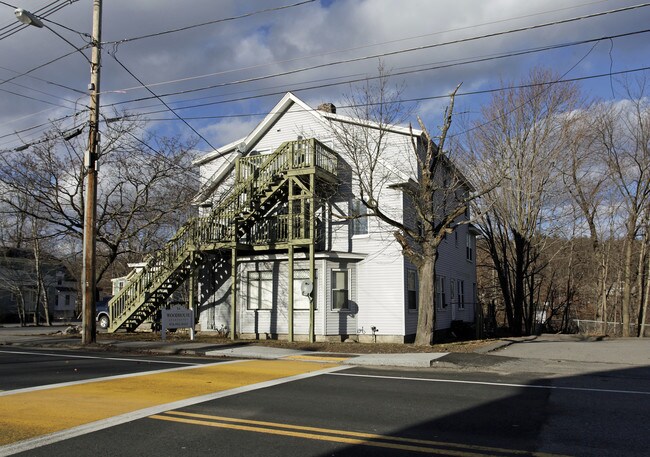 Woodhouse Apartments in Ayer, MA - Foto de edificio - Building Photo