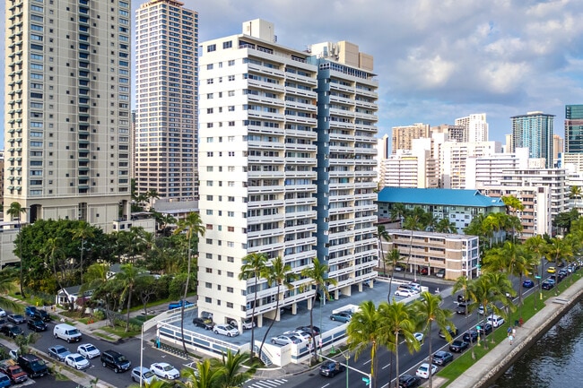 Waikiki Twin Towers in Honolulu, HI - Building Photo - Building Photo