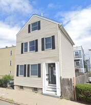 112 W 7th St in Boston, MA - Building Photo