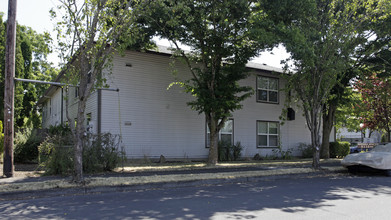 Nawikka Court in Portland, OR - Building Photo - Building Photo