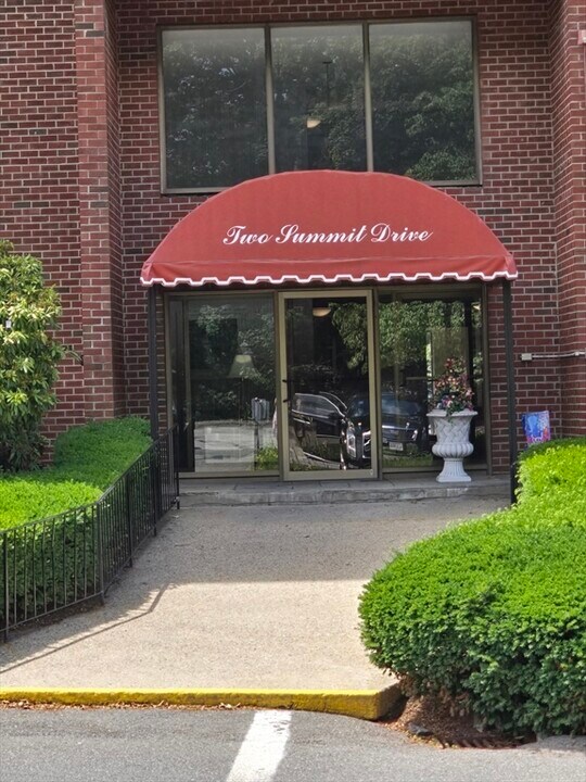 2 Summit Dr in Reading, MA - Building Photo