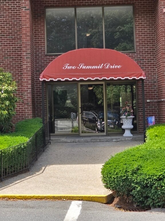 2 Summit Dr