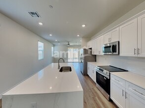 870 English Primrose St in Henderson, NV - Foto de edificio - Building Photo