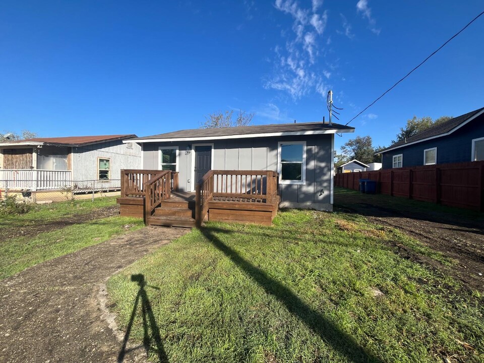 151 Hopi St in San Antonio, TX - Building Photo