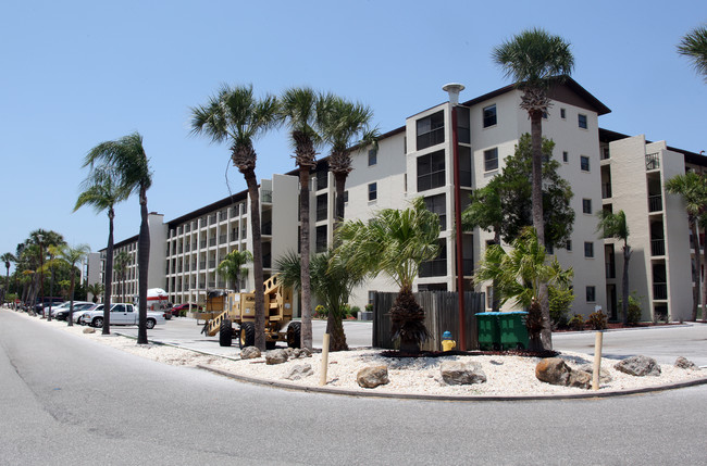 Lake Bayshore Condominiums in Bradenton, FL - Building Photo - Building Photo