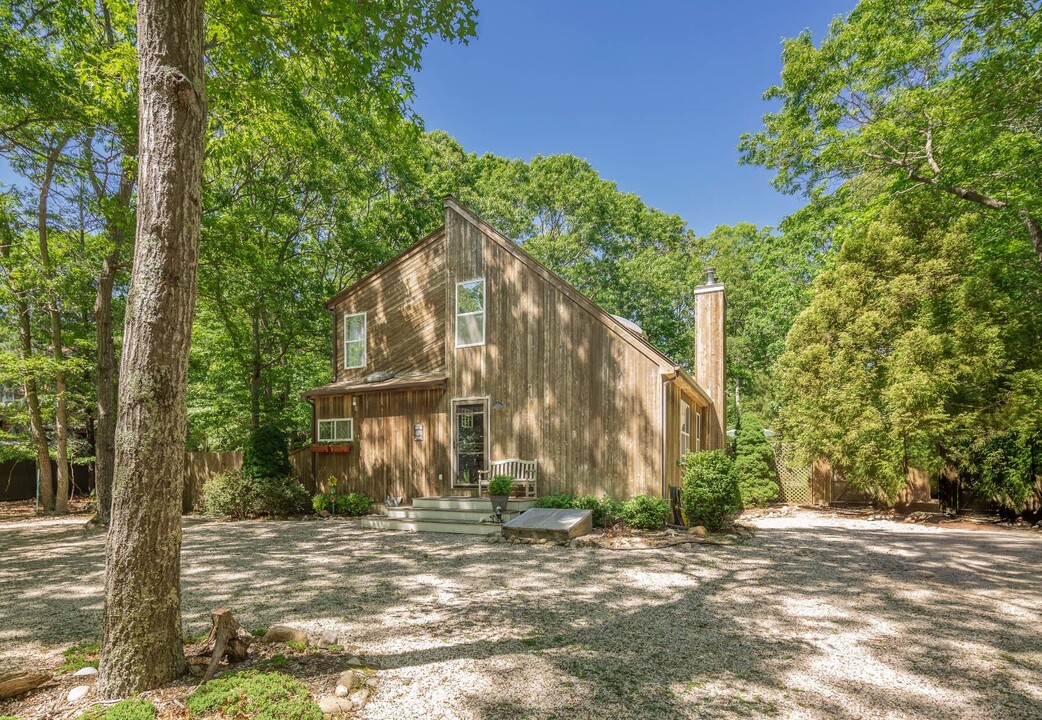 108 Sycamore Dr in East Hampton, NY - Building Photo