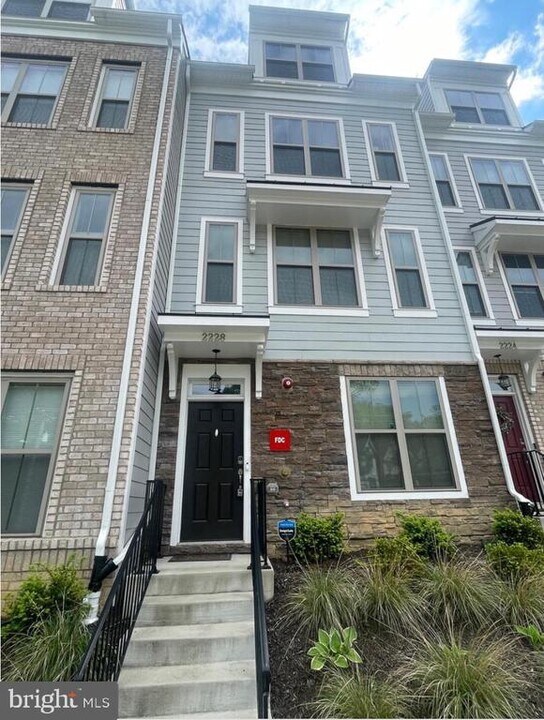 2228 S Glebe Rd in Arlington, VA - Building Photo