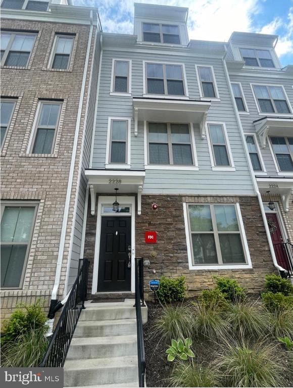 property at 2228 S Glebe Rd