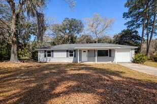 302 Larbre Rd in Savannah, GA - Building Photo