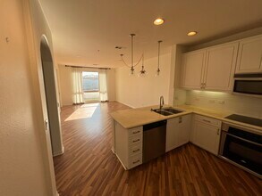 3887 Pell Pl, Unit 229 in San Diego, CA - Foto de edificio - Building Photo