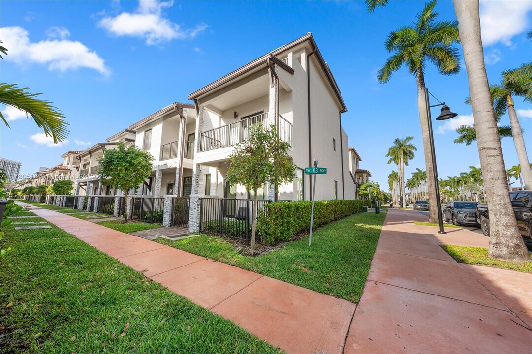 4641 NW 83rd Pkwy in Doral, FL - Building Photo