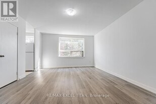 4 Hill Heights Rd in Toronto, ON - Building Photo