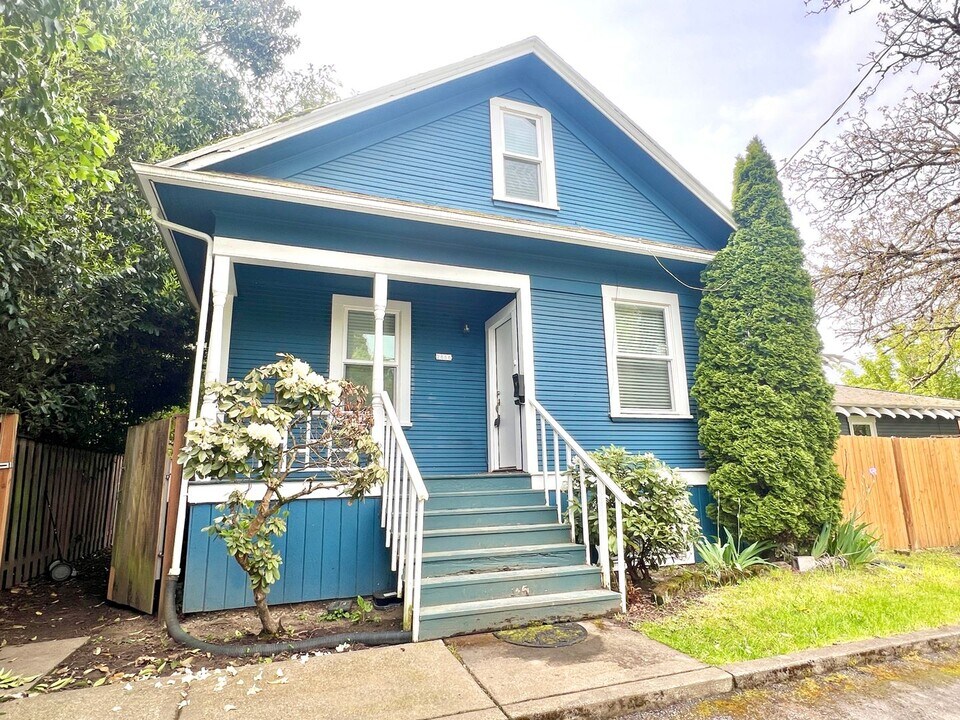 2866 SE Long St in Portland, OR - Building Photo