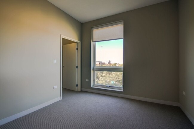 851 W Grand Ave in Chicago, IL - Building Photo - Building Photo