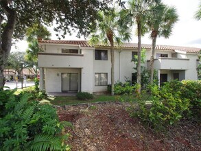8321 Coral Lake Dr in Coral Springs, FL - Foto de edificio - Building Photo