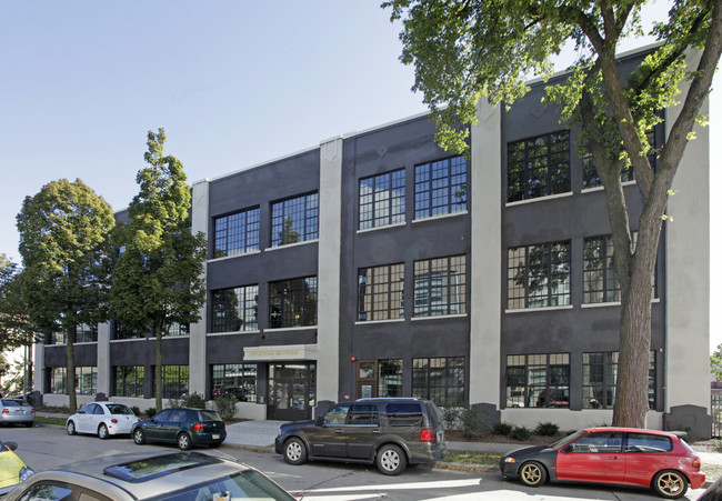 Junior House Lofts in Milwaukee, WI - Foto de edificio - Building Photo