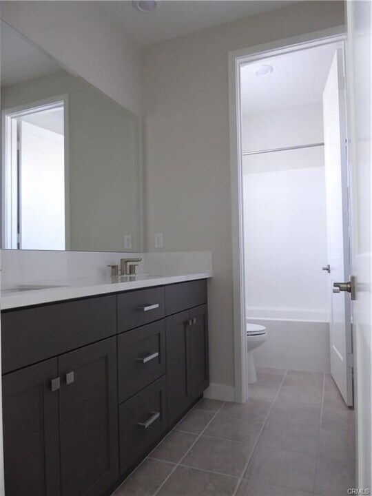 652 Athos in Lake Forest, CA - Building Photo