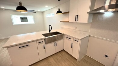 2010 E Kearney St in Laredo, TX - Building Photo - Building Photo
