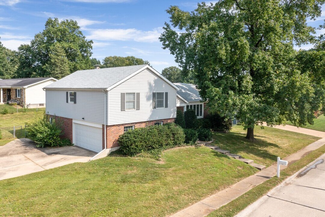 2516 Westminister Dr in St. Charles, MO - Building Photo