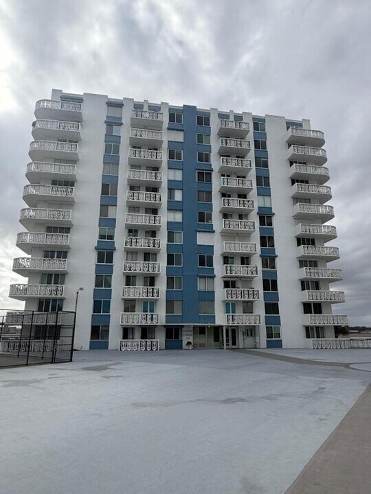 925 N Halifax Ave in Daytona Beach, FL - Building Photo