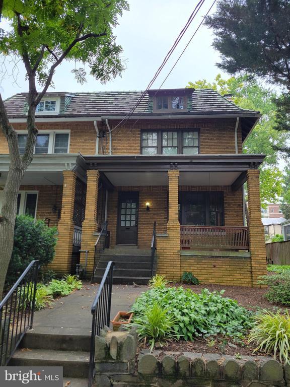 property at 3822 Veazey St NW