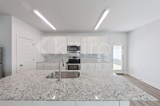 8025 Hendrick Dr in Baton Rouge, LA - Building Photo - Building Photo
