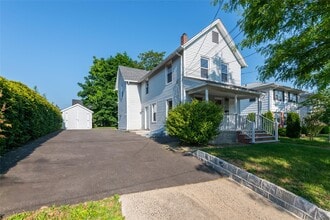 32 N Maryland Ave in Port Washington, NY - Building Photo - Building Photo