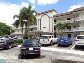 4200 Crystal Lake Dr in Pompano Beach, FL - Building Photo - Building Photo