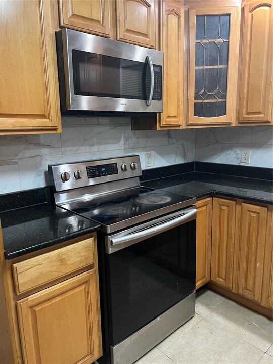 100 5th Ave in New Hyde Park, NY - Building Photo
