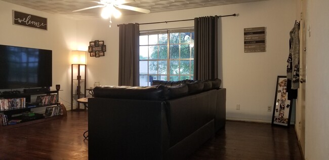 10833 Marchant Cir in Dallas, TX - Foto de edificio - Building Photo