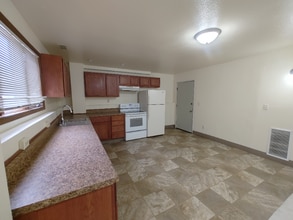 506 N 11th St, Unit B in Bismarck, ND - Foto de edificio - Building Photo