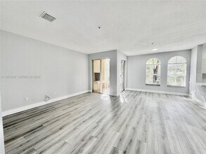 120 Jacaranda Country Club Dr in Plantation, FL - Building Photo - Building Photo